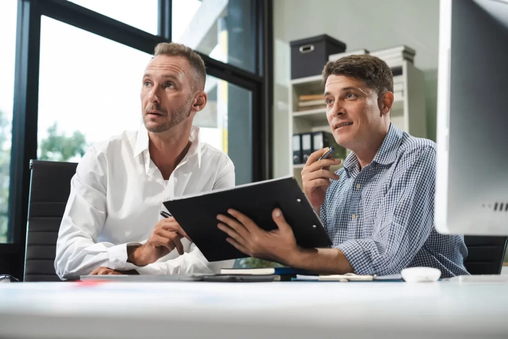 Equipo profesional revisando documentos y datos contables en una oficina.