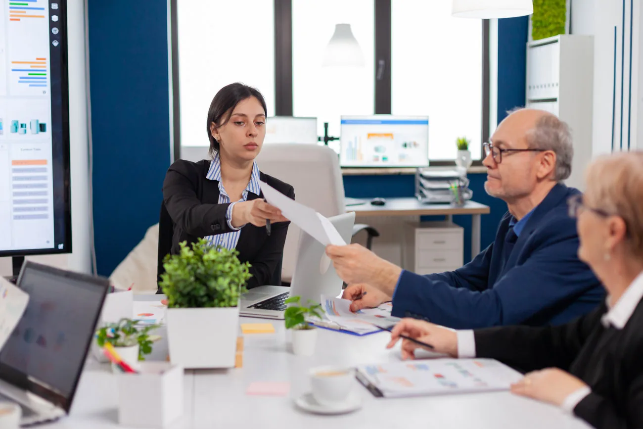 Equipo empresarial conversando durante una reunión de gestión.