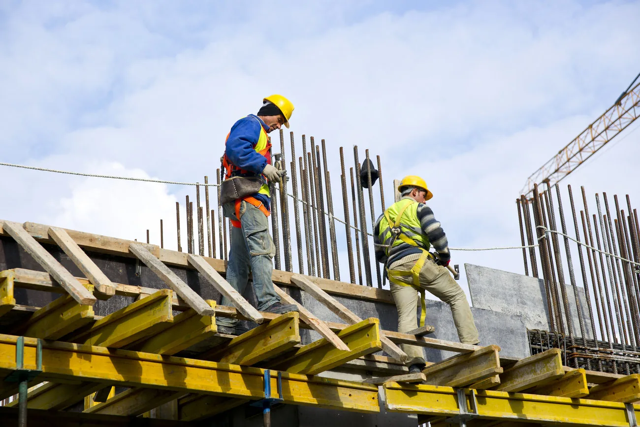 Equipo de una empresa contratista trabajando y coordinando actividades en una obra.