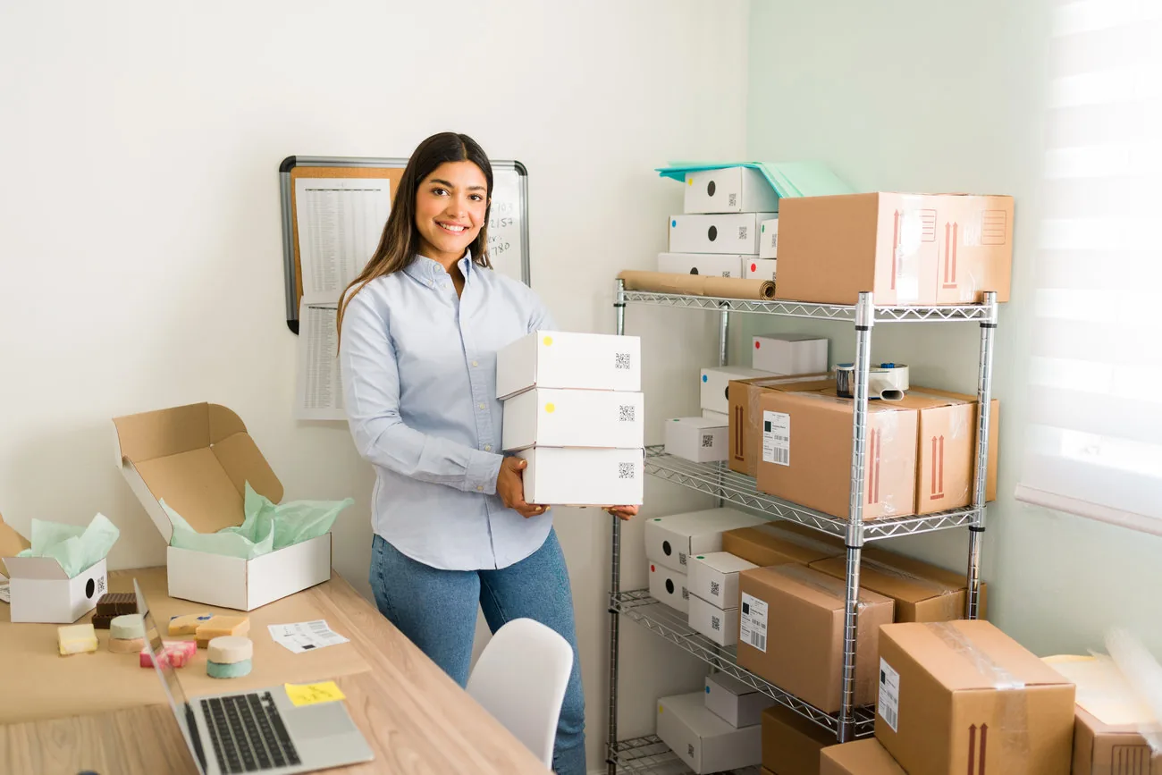 Emprendedora preparando pedidos para despacho en su negocio.