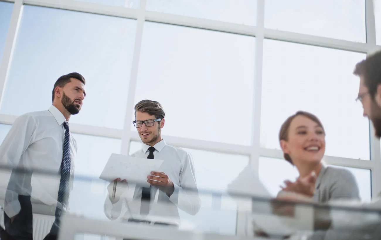 Equipo profesional conversando en una reunión de empresa.